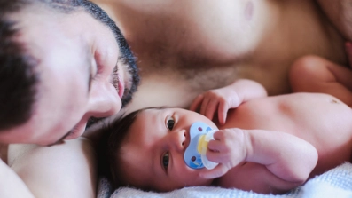 Un père et son bébé allongés dans le lit