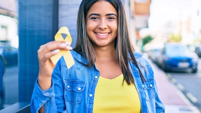 jeune femme portant le symbole de l'endométriose