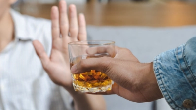 une personne qui refuse de boire un verre d'alcool