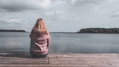 jeune fille au bord de l'eau