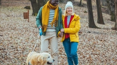 Une femme et un homme d’environ 60 ans pratiquent la course à pied en souriant