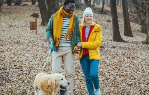 Une femme et un homme d’environ 60 ans pratiquent la course à pied en souriant