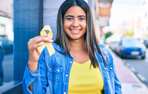 jeune femme portant le symbole de l'endométriose