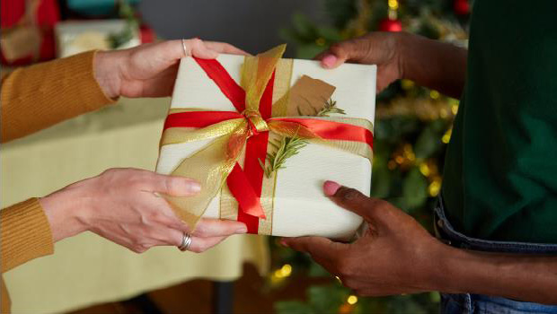 Personne âgée lisant attentivement une notice d'utilisation d'un médicament