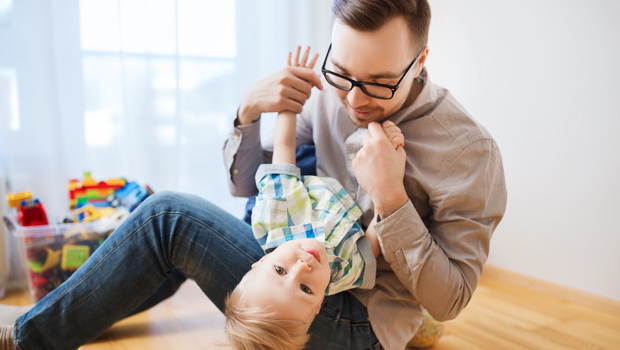 Un papa et sont petit garçon en train de jouer